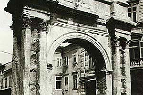 pola-arco-dei-sergiB345DBEA-09A5-B2A9-00C2-59BC57304FC0.jpg